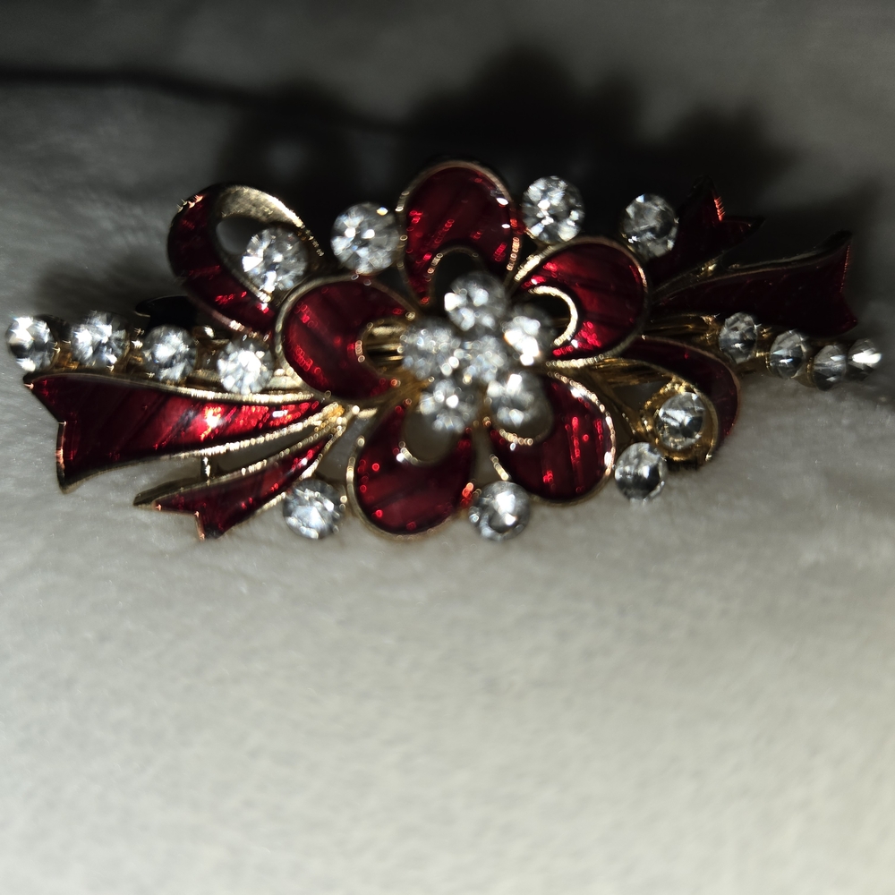 Chic Sapphire Blue Crystal Brooch with Gold Accents